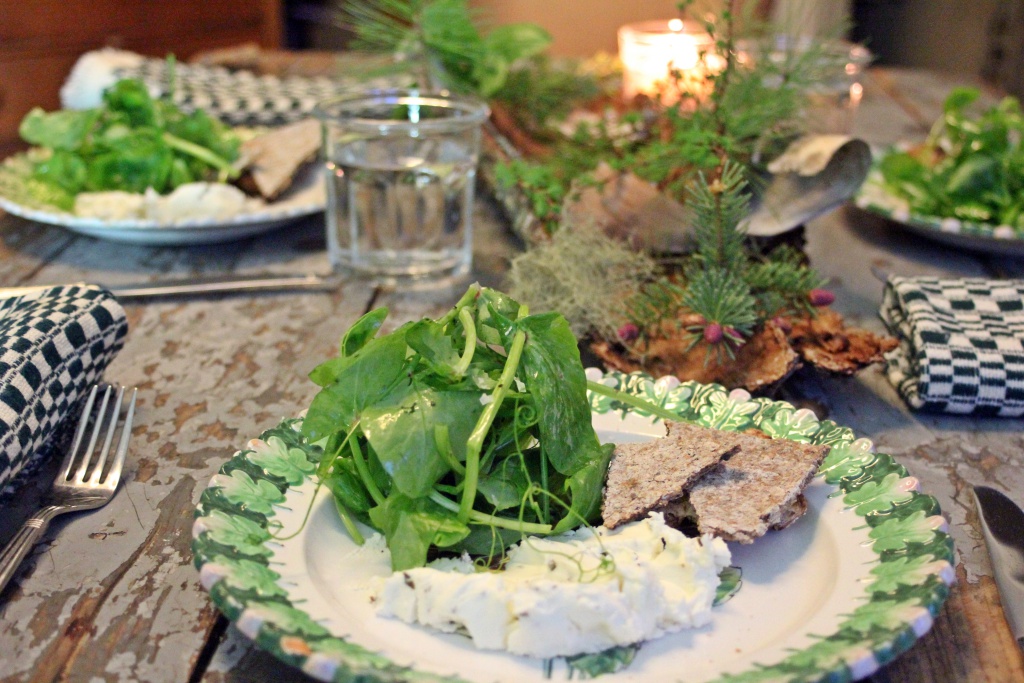 Goats cheese & pea tendrils salad
